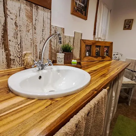Sziget Gyoengye Vendeghaz Guest house