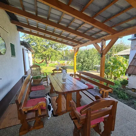 Sziget Gyoengye Vendeghaz Tahitófalu